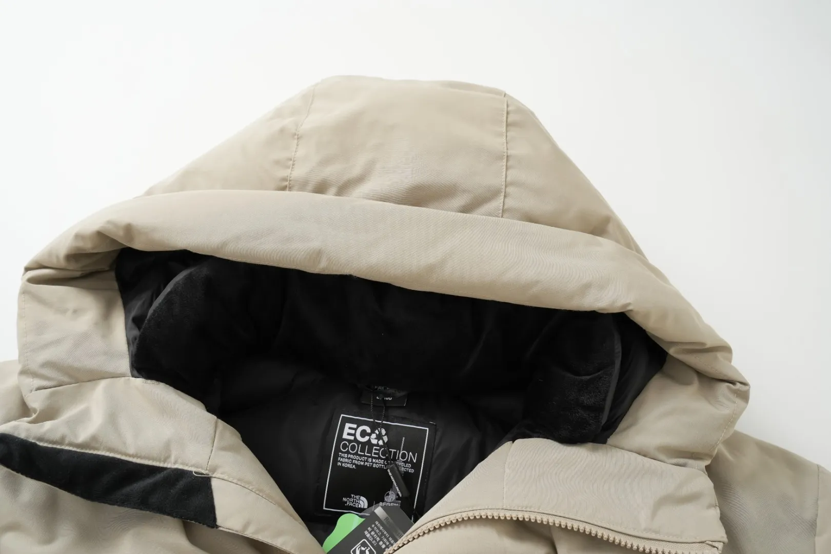 Top version 💰P410 floor plan. Photographed by myself. Colleagues please do not pass it off as stolen pictures! Style number: Y 61-top version! The North Face TNF North Face multi-pocket workwear hooded down jacket ‼ ️Can be recommended! Long-term availability, non-stop supply! ◽Inner filling: National standard 80 white goose down ◽Down content: 80% white duck down + 20% white feather ◽Embroidery: Imported Japanese Behringer Heavy Industry Embroidery ◽Fabric: Air Eco woven fabric, waterproof and antistatic ◽Hardware: Original ykk zipper Used Gore's consumer fabric meets Oeko-Tex standard 100, R mark certification. [Team studio, Wholesale customers at physical stalls, group purchasing, and private chat with Internet celebrity suppliers! ] Shin Min Ah Same Style THE NORTH FACE/North Face Men’s and Women’s Outdoor Workwear Hooded Down Jacket, the pinnacle of North Face! Premium than any of the north face down jackets, this is also an outdoor mountaineering series. It is extremely thick and is generally worn outdoors in extremely cold weather. It can basically withstand the severe cold of dozens of degrees below zero. The craftsmanship is very complex, and it is not as simple as just a down jacket. All of them are original ones exported to Japan. As the first officially recommended down jacket this autumn and winter, it is definitely heavy! In winter, everyone must have a down jacket from the North, it is classic and warm! Filled with duck down, it has excellent fluffiness and warmth, it is super thick, and the liner is specially designed for faces, imported for customers. It only makes you feel warm when you put it on. It is very thick, with original zipper pulls, and details all over the body. It is the quality of big brands everywhere! ! Don’t miss it if you come across it! After all, in winter, a down jacket is really warmer than a boyfriend. See the details of the craftsmanship here! Functional details are essential! ! Everything is about craftsmanship, from hardware, style, to material, it is comparable to any big brand! ! Large inner pocket design and three-dimensional tailoring! Compared with the usual simple style, there are many more complicated procedures. This kind of clothes weighs about 2.6 pounds, and basically every piece is overweight. You can imagine how full the quality is! The bottom velvet is rich, soft and flexible Wear-Resistant, and the luster is very good! ! Imported tear-proof custom cotton fabric, waterproof and windproof throughout. Double-layer inner liner design, the lining is also waterproof fabric! This kind of clothes always pays attention to quality in all hardware and accessories. The details are very correct! Good things come from places you don't pay attention to. ✅Fabric: The North Face's self-developed outdoor fabric (Dryvent) is used. The outer layer of the fabric has been treated with a long-lasting water-repellent treatment, which helps to form water droplets and block moisture on the surface of the fabric. Thanks to lamination technology, multiple layers of fabric can evacuate water vapor from the inner layer to the outer layer. This technology has been repeatedly tested by The North Face Quality Assurance Lab to ensure its durability while delivering Breathable functionality for comfort. The Dryvent fabrics are all fully rubberized, and their specific properties can meet the user's specific sports needs and conditions. ✅Accessories: The entire garment uses TNF original customized YKK zippers, which can withstand up to 100,000 pulls and wear, and original Velcro. All 6 buttons are electroplated metal buttons, and the buttons at the cuffs are all original hardware electroplated buttons, which perfectly reproduce the ZP lettering one to one [exclusive version with letters on the market] ✅ Back woven label: Made of ZP original order fabric [different from any version on the market] ✅ Embroidery: The imported Tajima embroidery machine is used for embroidery, with straight straight lines and smooth curves; neat stitches and no jagged edges; the embroidery surface is flat and the threads are not skewed; the needle spacing is consistent, the bottom is not exposed, and there is no overlap; the embroidery surface is smooth, perfectly matching ZP! Official selling points: Dryvent comes from The North Face, self-developed outdoor fabrics with more comfortable and ecological water-repellent technology DURABLY WATERPROOF durable waterproof VERY BREATHABLE super breathable WINDPROOF high-performance windproof technology Men's and women's Asian-Pacific version is more suitable for Asians No exaggerated shoulders and sleeves Colour: Black Gray White Size: XS-XXL